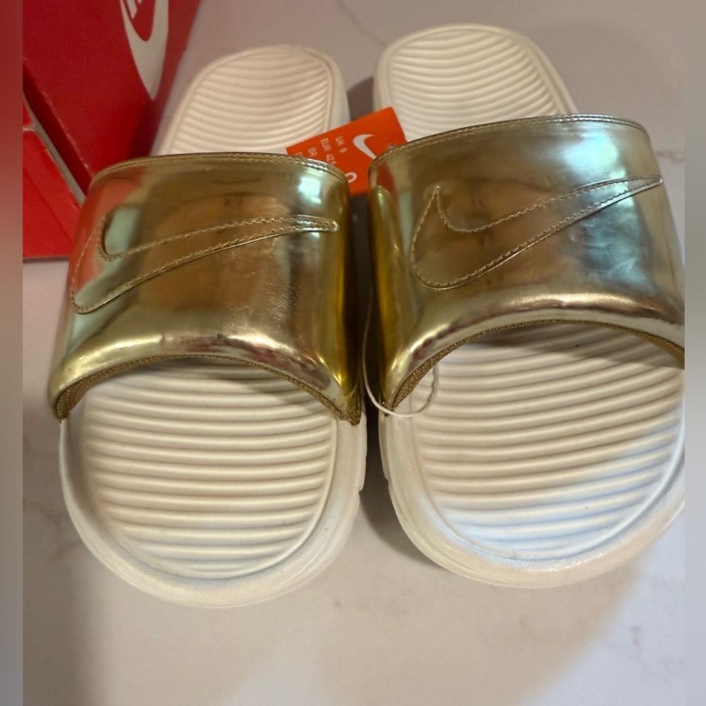 NIKE BENASSI SOLARSOFT MENS 9 METALLIC GOLD SLIDES 696116-770 - Picture 2 of 9